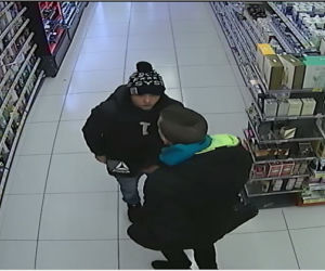 Policja poszukuje złodziei! Nagrał ich monitoring. Poznajesz ich? DZWOŃ na komendę! 
