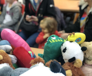 Dzięki tak niewielkiej rzeczy jak maskotka, pobyt w placówce i proces rekonwalescencji może stać się dla nich lżejszy. 