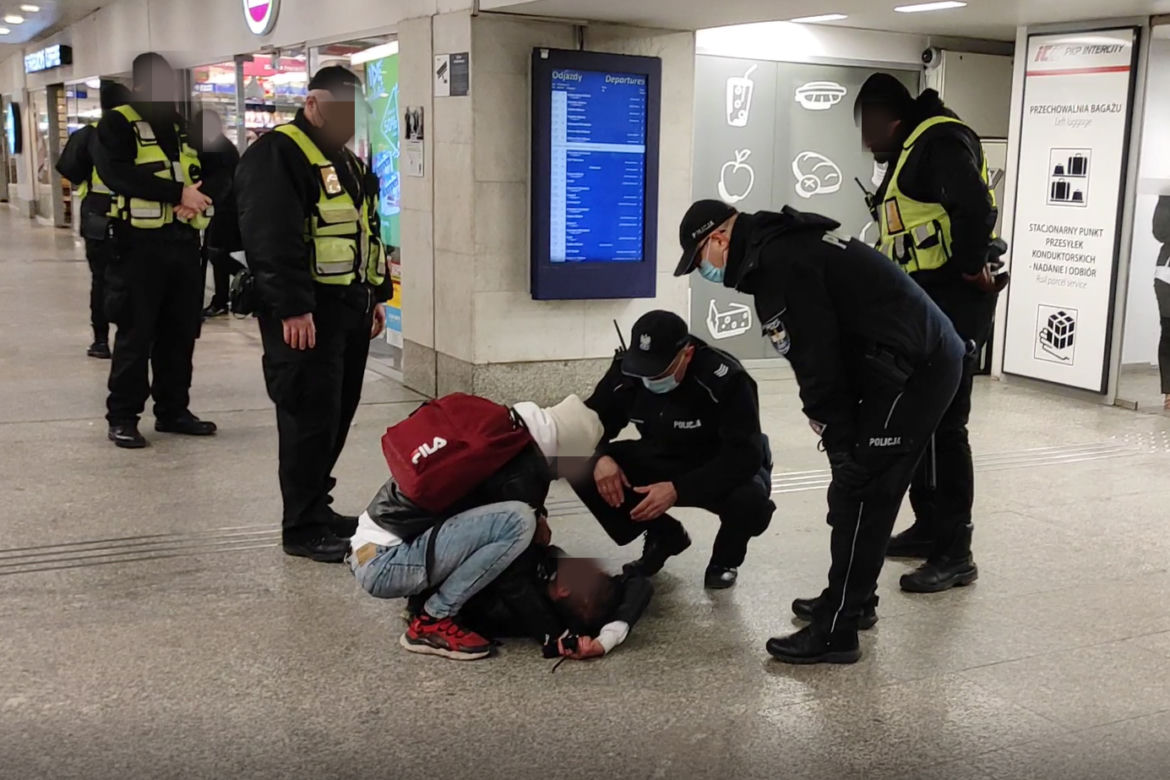 Warszawa. Bestialska interwencja ochrony na oczach policji [WIDEO]