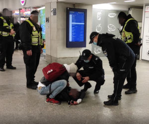 Warszawa. Bestialska interwencja ochrony na oczach policji [WIDEO]