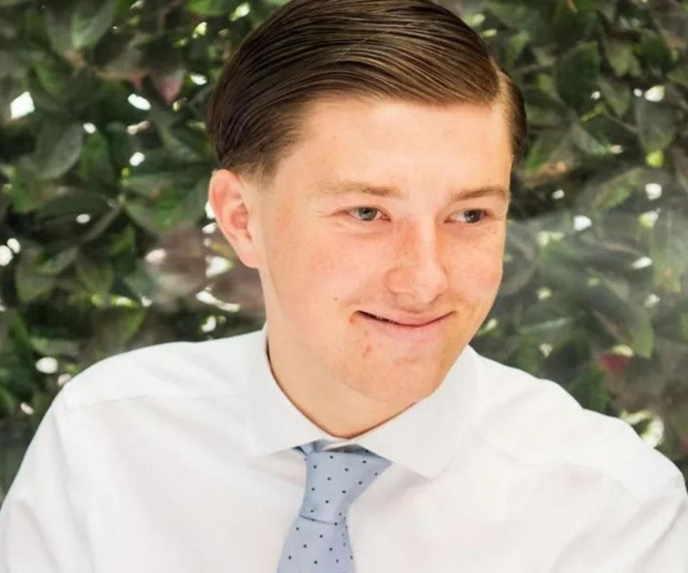 Młody mężczyzna, Henry Nowak, w białej koszuli i krawacie. O śledztwie w sprawie jego śmierci przeczytasz na Eska.