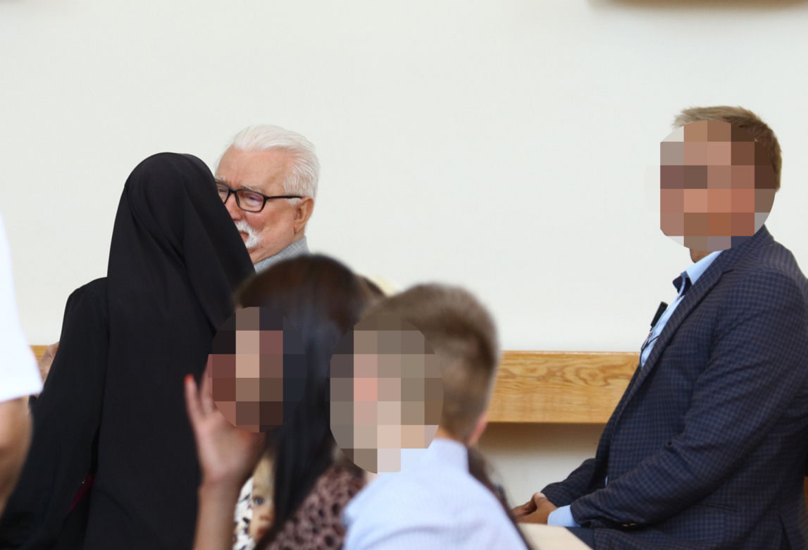 Lech Wałęsa wyszedł ze szpitala. Swoje kroki skierował do kościoła