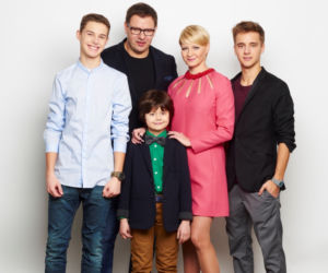 Rodzinka.pl 6. Natalia (Małgorzata Kożuchowska), Ludwik (Tomasz Karolak), Tomek (Maciej Musiał), Kuba (Adam Zdrójkowski), Kacper (Mateusz Pawłowski)