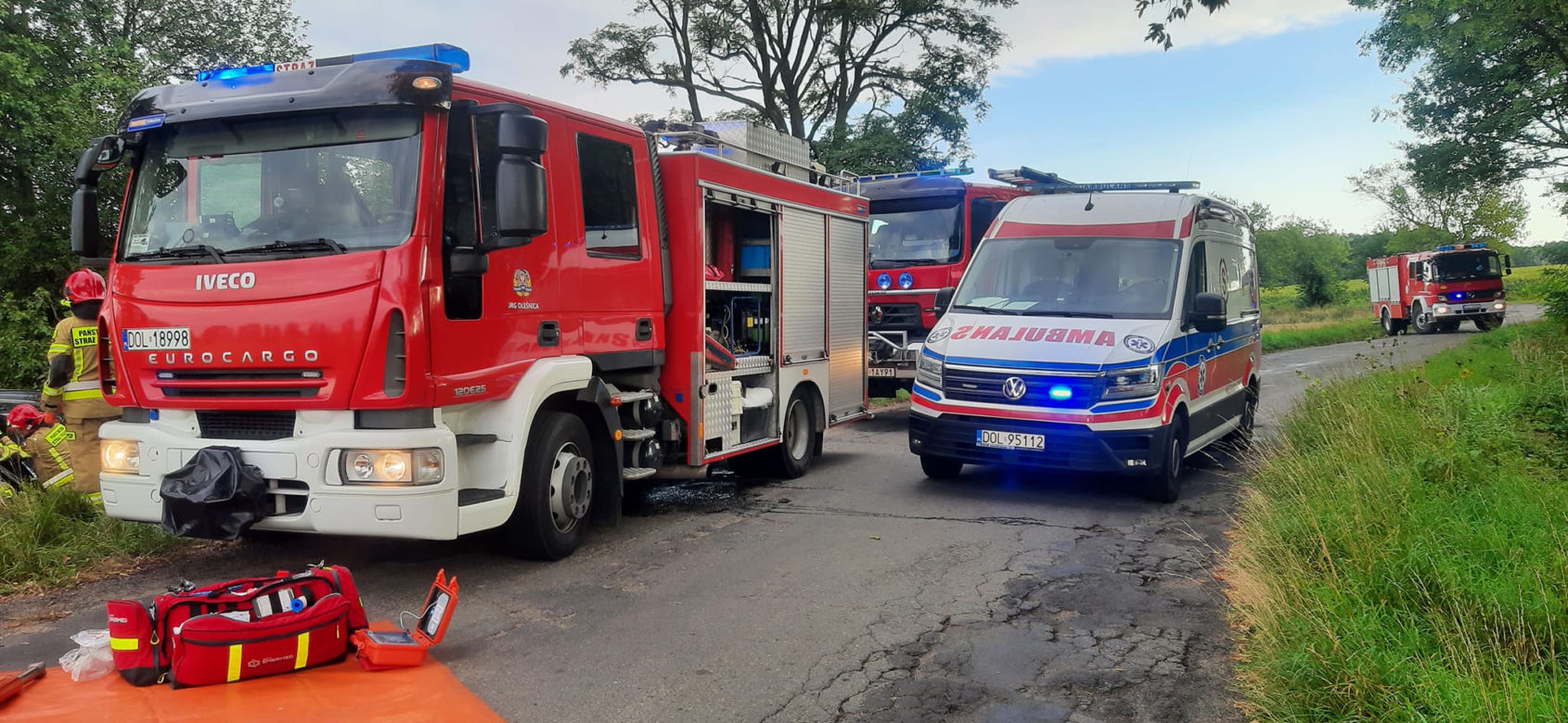 Volvo wypadło z drogi na zakręcie i rozbiło się na drzewie