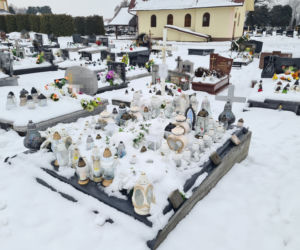 Grób Natalki tonie w zniczach. Miała zaledwie 17 lat, kiedy zamordował ją brat [ZDJĘCIA]