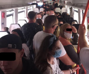 Tłum pasażerów w pociągu do Helu