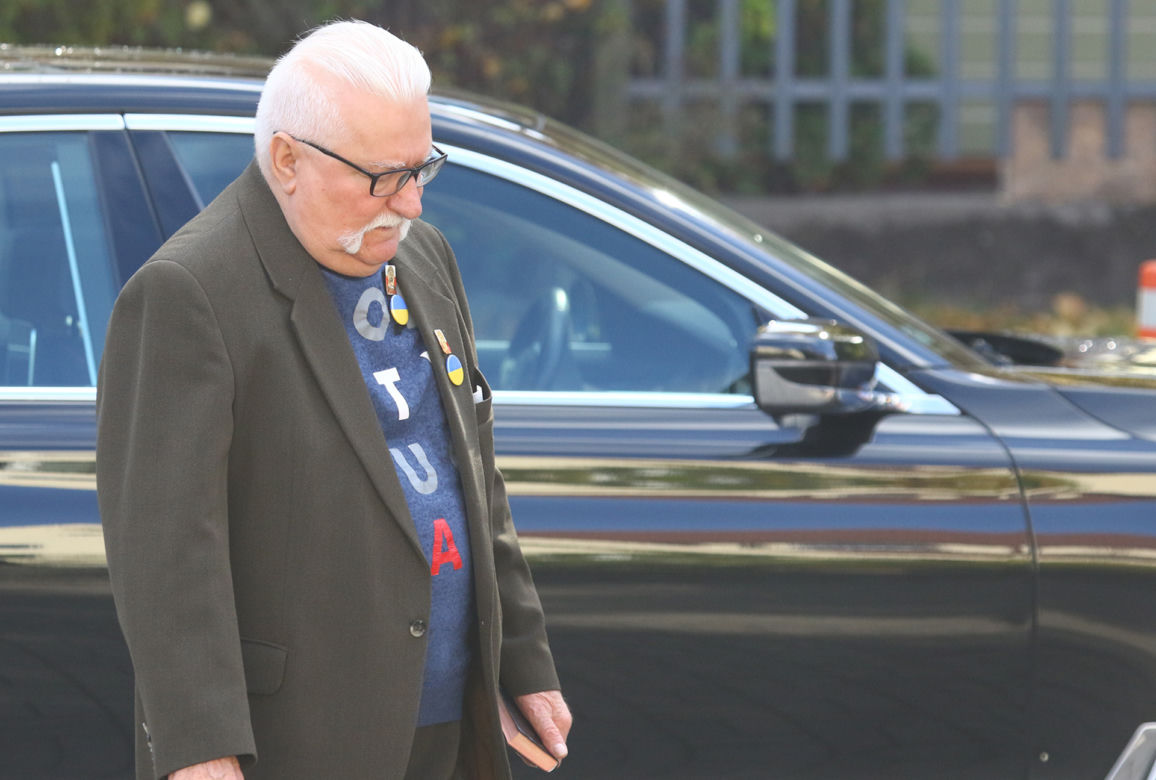 Wałęsa obwieszony ważnymi symbolami. Tak przyjechał do kościoła 