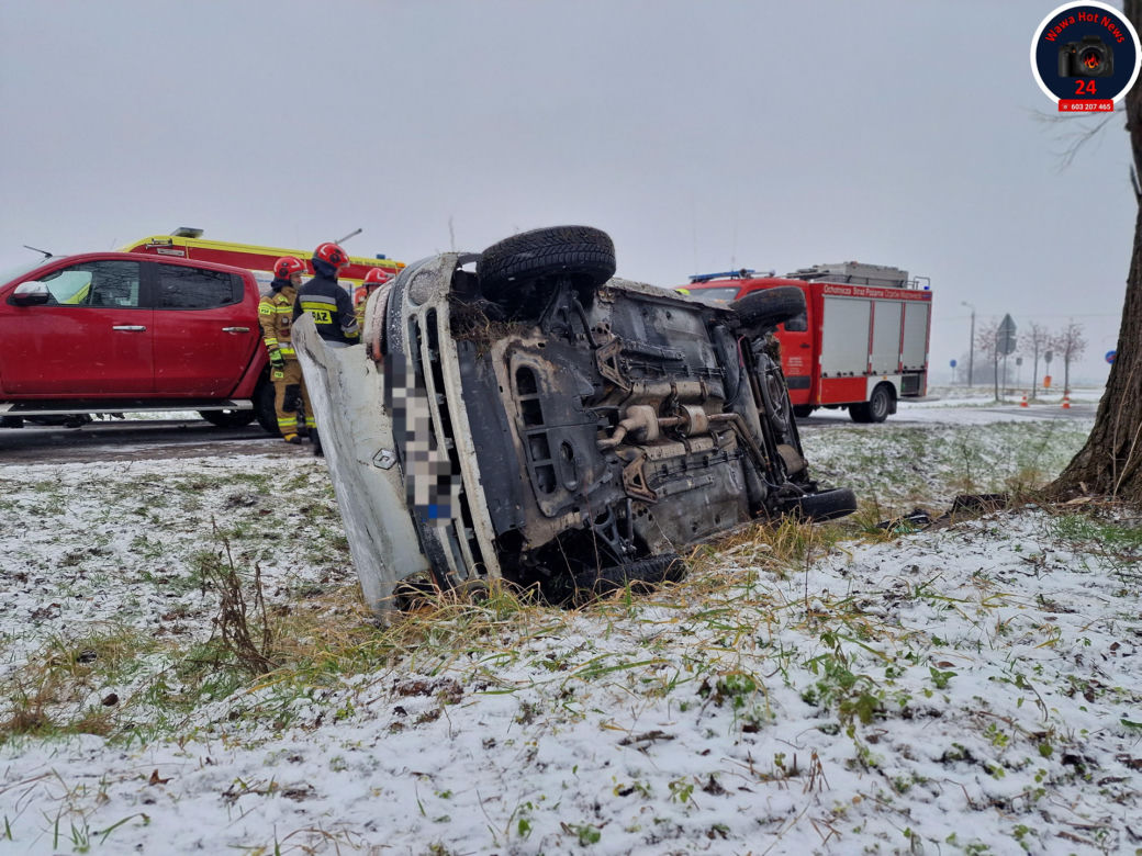 Makabryczny wypadek pod Warszawą. Osobówka dachowała na łuku drogi. Jedna osoba ranna