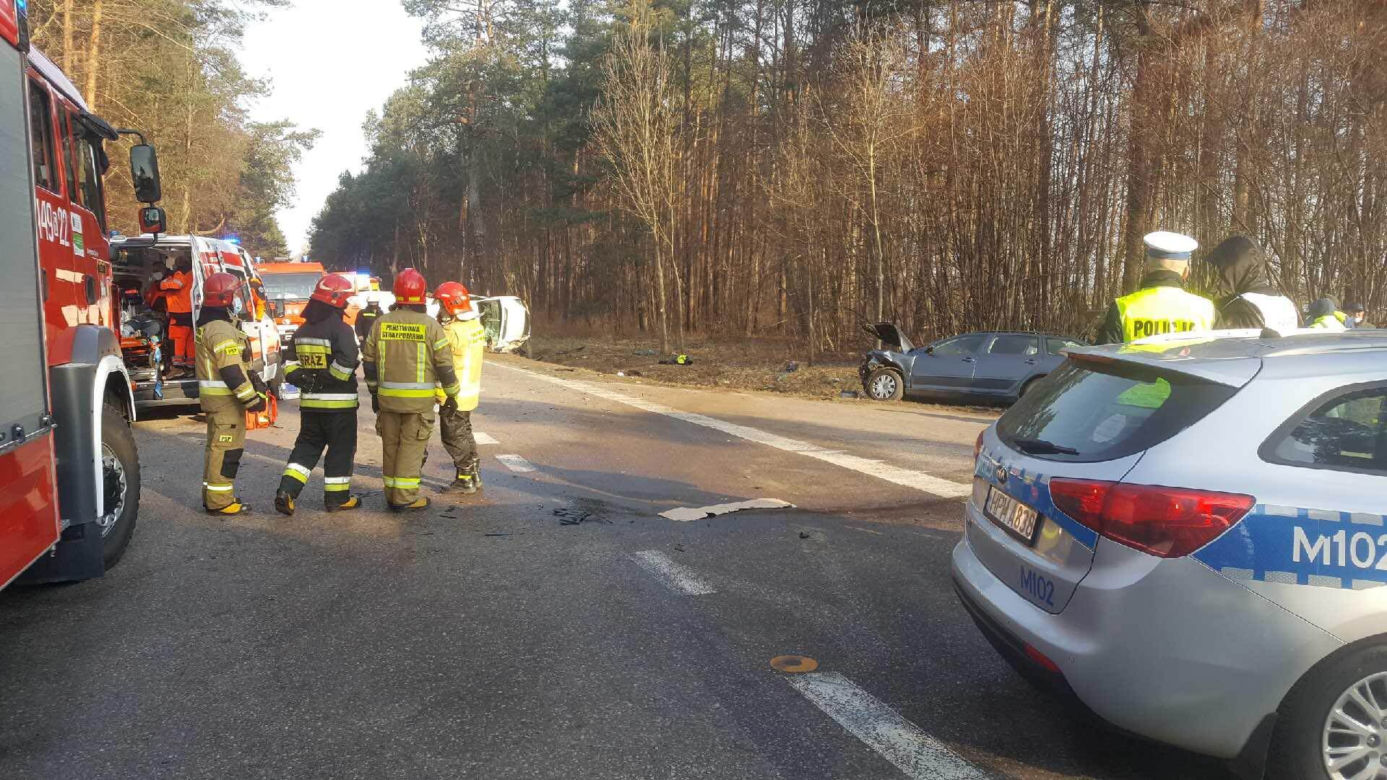 Korzeniste. Wypadek na DK 63. Kierujący osobówką zderzył się z busem [ZDJĘCIA]
