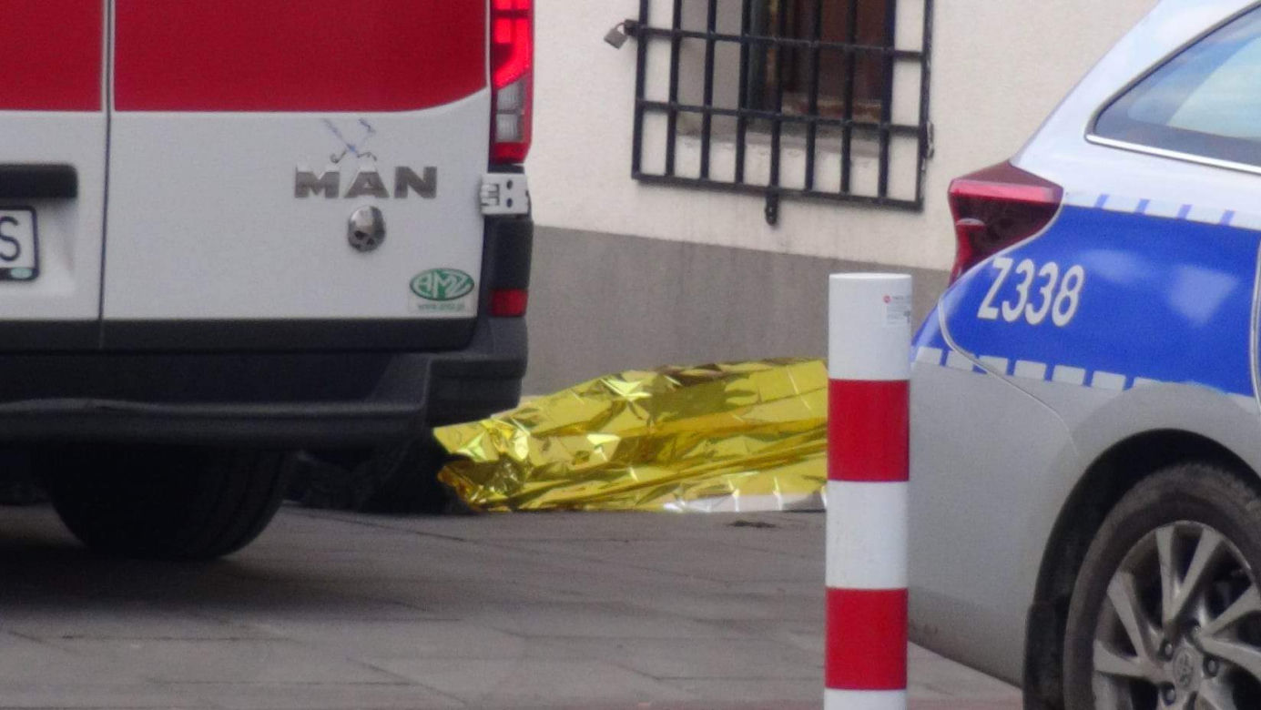 Dramatyczna akcja ratunkowa na warszawskiej Pradze. Upadł na ziemię i umarł