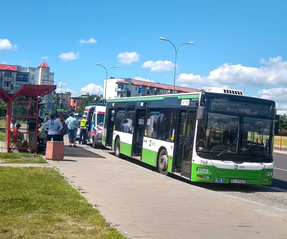 Białystok. Wypadek w autobusie komunikacji miejskiej. Przyjechała karetka i policja