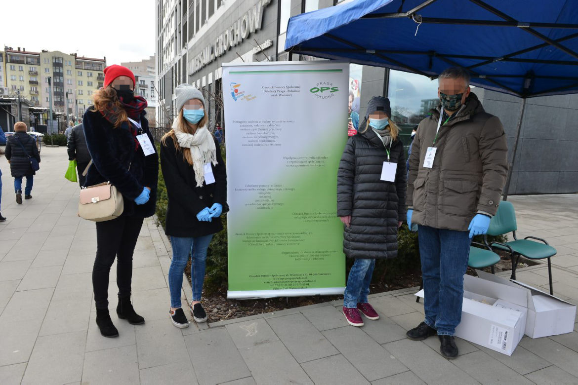 Szturm na darmowe maseczki w Warszawie