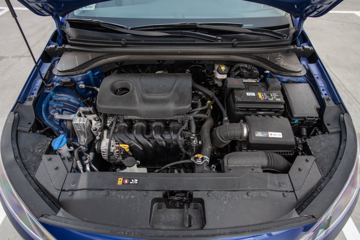 Toyota Corolla Sedan 1.8 Hybrid 122 KM e-CVT vs Hyundai Elantra Style 1.6 MPI 6MT