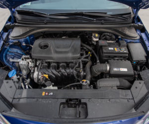Toyota Corolla Sedan 1.8 Hybrid 122 KM e-CVT vs Hyundai Elantra Style 1.6 MPI 6MT