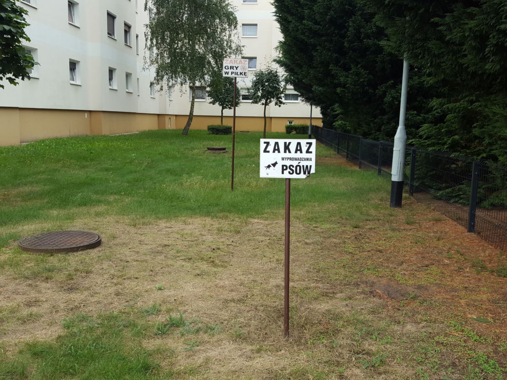 Na osiedlu Rejtana w Lesznie pojawiły się nowe tabliczki – „Zakaz gry w piłkę” 