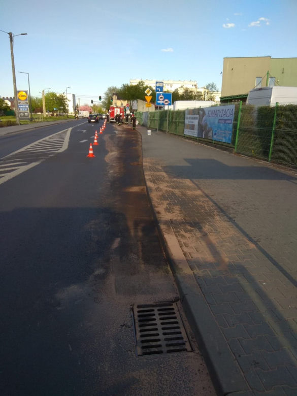Bełchatów: Za cysterną ciągnęła się OGROMNA plama oleju! Zanieczyszczenie ulic w centrum! [FOTO]  