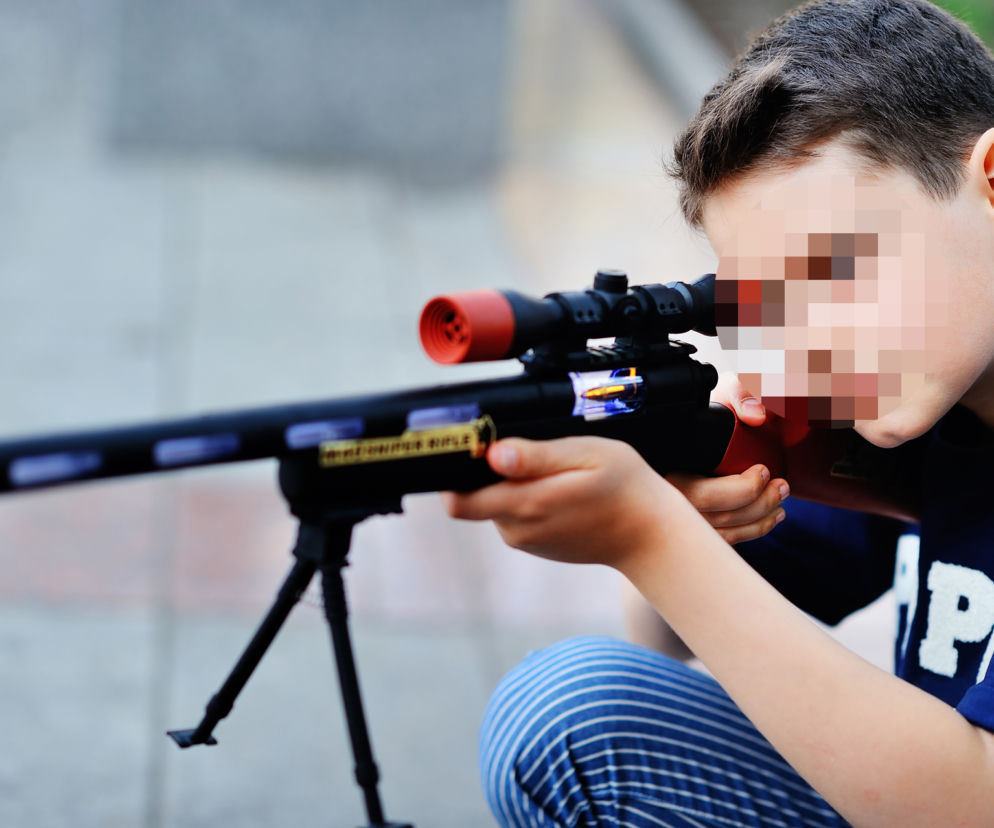 Groza na placu zabaw w Baninie! 14-latek strzelał do dzieci z broni pneumatycznej