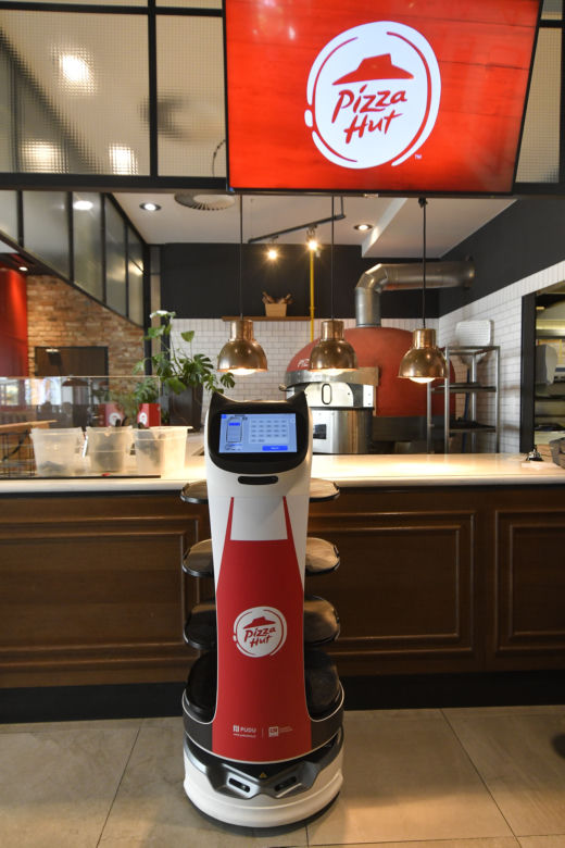  Warszawa miastem robotów. Parzą kawę, przynoszą paczki, dostarczają pizzę i śpiewają Sto lat