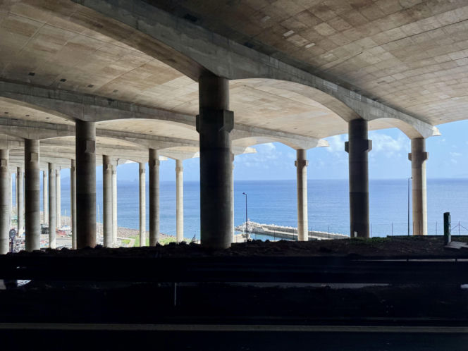 Droga pod pasem startowym lotniska w Funchal