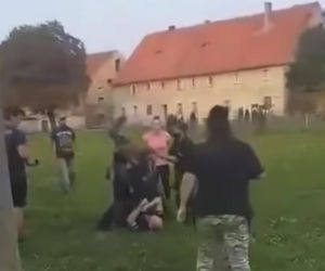 W Pastuchowie biją policję