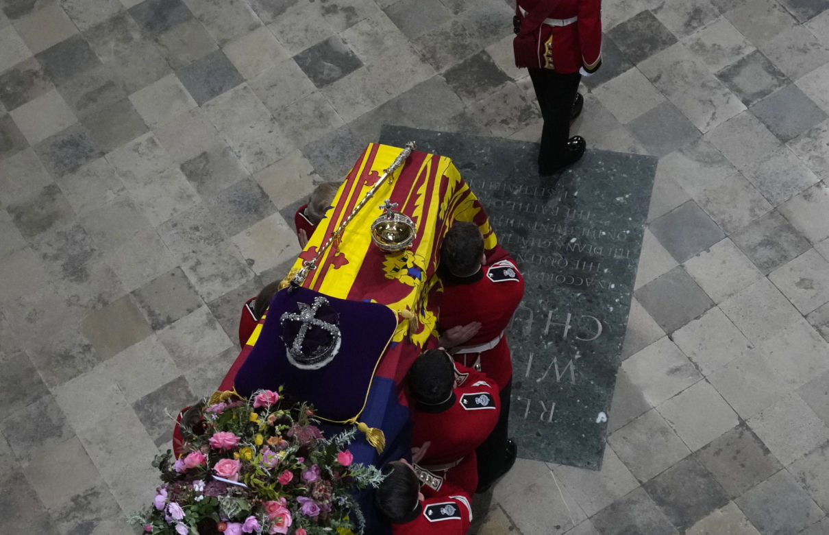 Trumna z Królową przybyła do Westminsteru