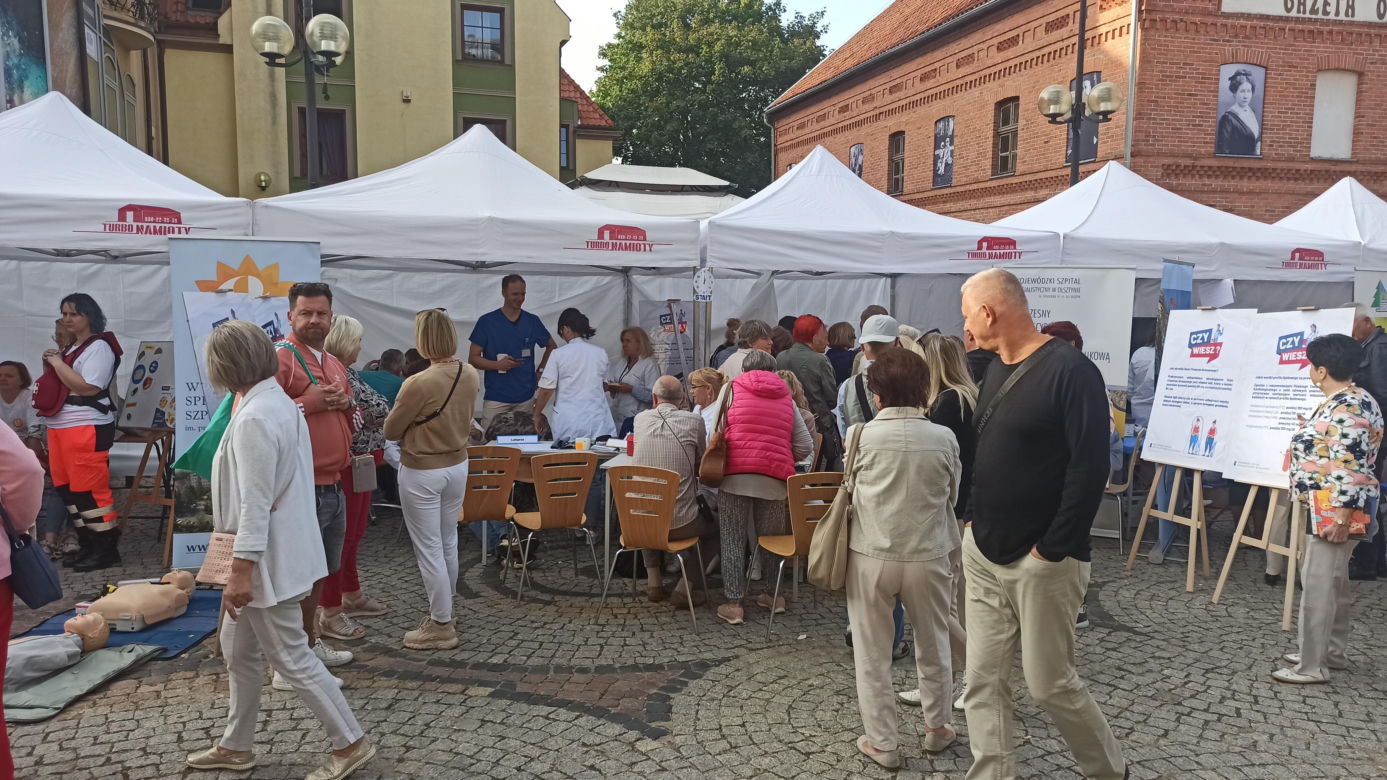 Tłumy na Starym Mieście w Olsztynie. Mieszkańcy świętowali 25-lecie samorządu Warmii i Mazur [ZDJĘCIA]