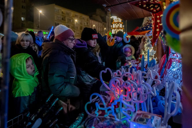 Ruszył świąteczny Jarmark w Bytomiu. Kultowy tramwaj i kaszanka wikinga
