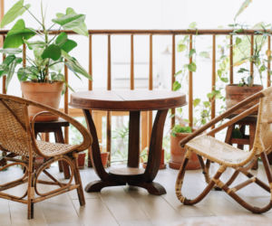 Mały balkon w bloku lub kamienicy w stylu orientalnym