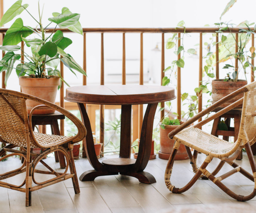 Mały balkon w bloku lub kamienicy w stylu orientalnym