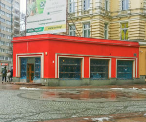 Przemalowana fasada pawilonu przy pl. Zgody