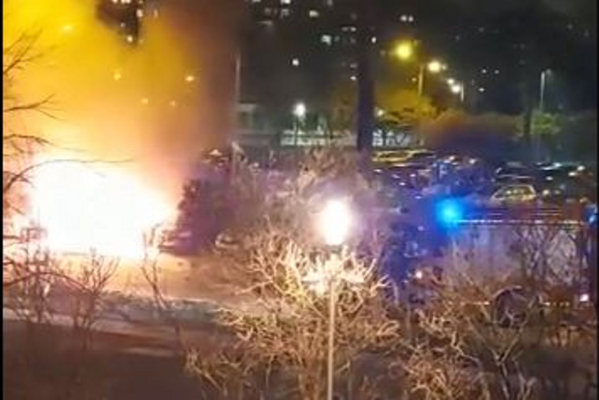 Ogromny pożar na Bródnie, samochód płonął jak pochodnia