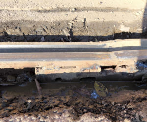 Wielka dziura w torach w centrum Warszawy. Sypią się na naszych oczach!