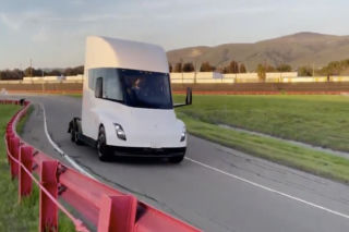 Ciężarówka TESLI już jeździ! Będzie REWOLUCJA w transporcie? - WIDEO