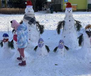 Rodzina bałwanów w Lublinie. Państwo Wrońscy zbudowali zimowy hit osiedla