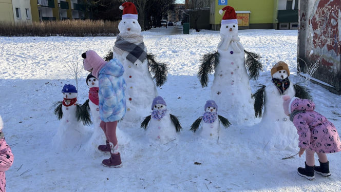 Rodzina bałwanów w Lublinie. Państwo Wrońscy zbudowali zimowy hit osiedla