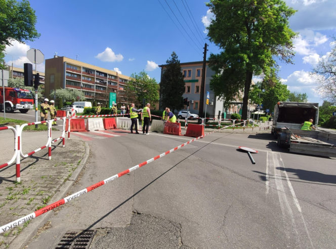 Gigantyczna dziura w drodze na Śląsku! Droga zapadła się na kilka metrów