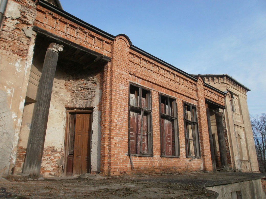 To najpiękniejszy taki dwór w Małopolsce. Kiedyś zamieniono go w ośrodek zdrowia
