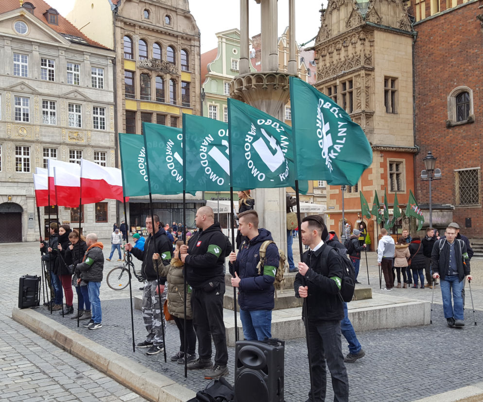 Kilkadziesiąt osób przyszło by protestować
