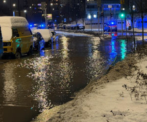 Kilkanaście awarii wodociągowych w Nowy Rok w Warszawie, zalane ulice. Kilkadziesiąt budynków bez wody