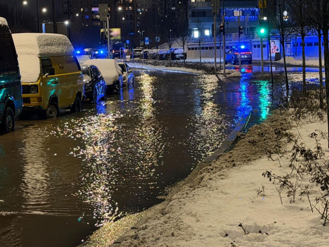 Kilkanaście awarii wodociągowych w Nowy Rok w Warszawie, zalane ulice. Kilkadziesiąt budynków bez wody