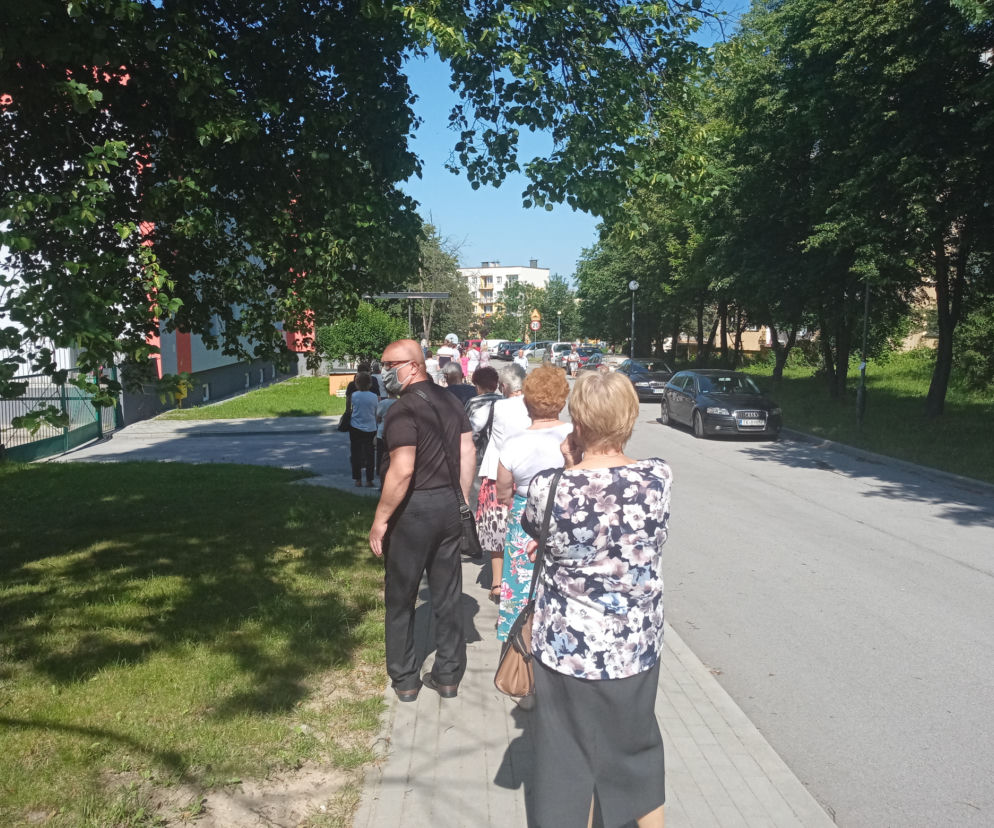 Kolejka do lokalu wyborczego w Kielcach