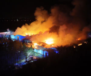 Gigantyczny pożar hal produkcyjnych w Bramkach. W akcji setki strażaków