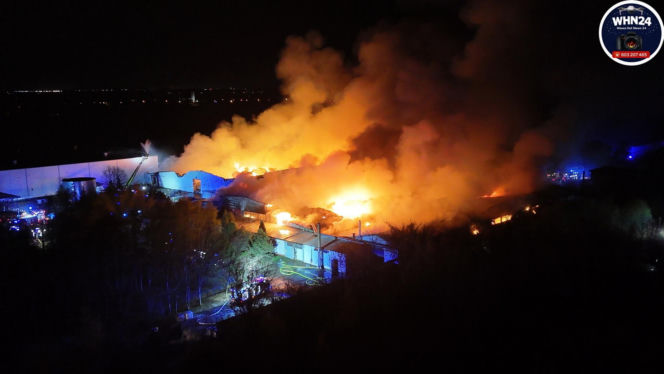 Gigantyczny pożar hal produkcyjnych w Bramkach. W akcji setki strażaków