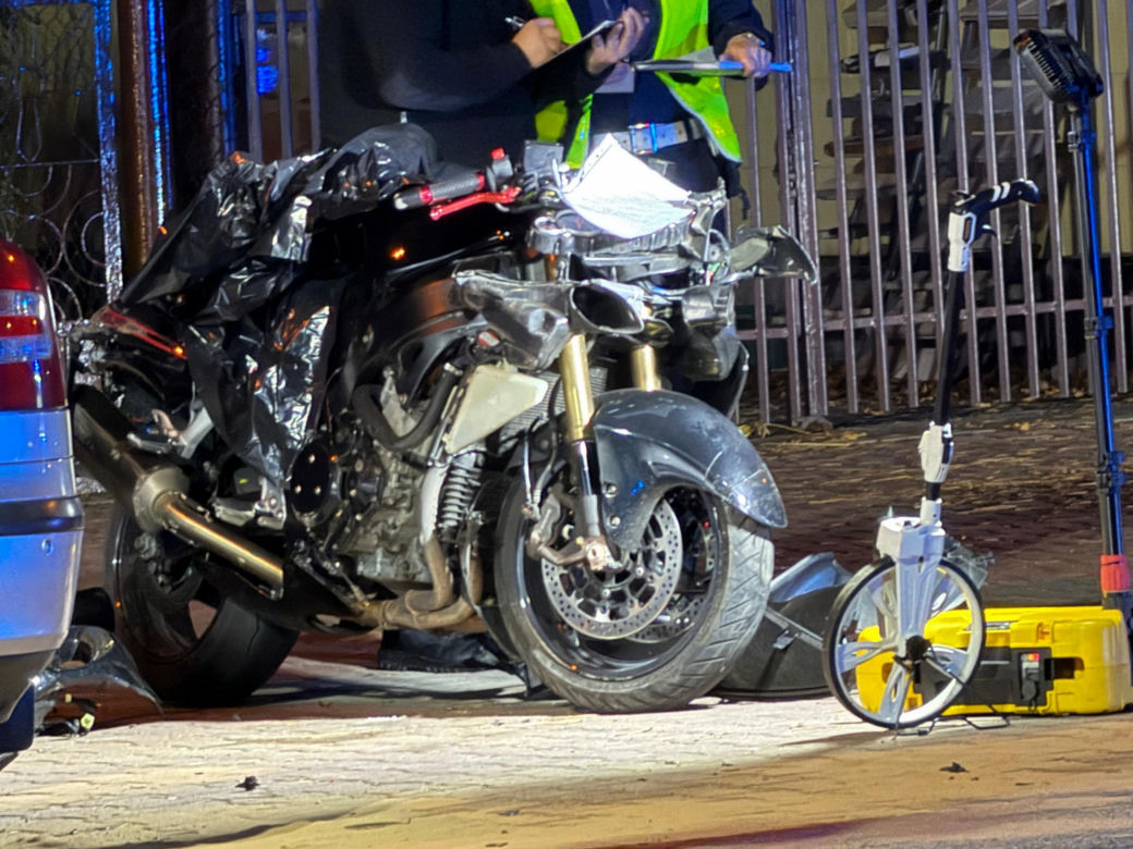 Motocyklista chciał wyprzedzić dwa auta. Uderzył w trzecie. Zginął.
