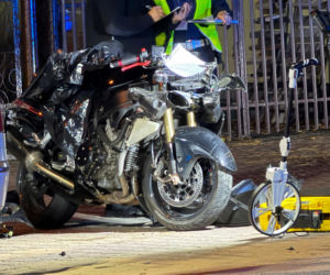 Motocyklista chciał wyprzedzić dwa auta. Uderzył w trzecie. Zginął.
