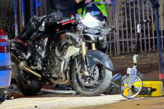 Motocyklista chciał wyprzedzić dwa auta. Uderzył w trzecie. Zginął.