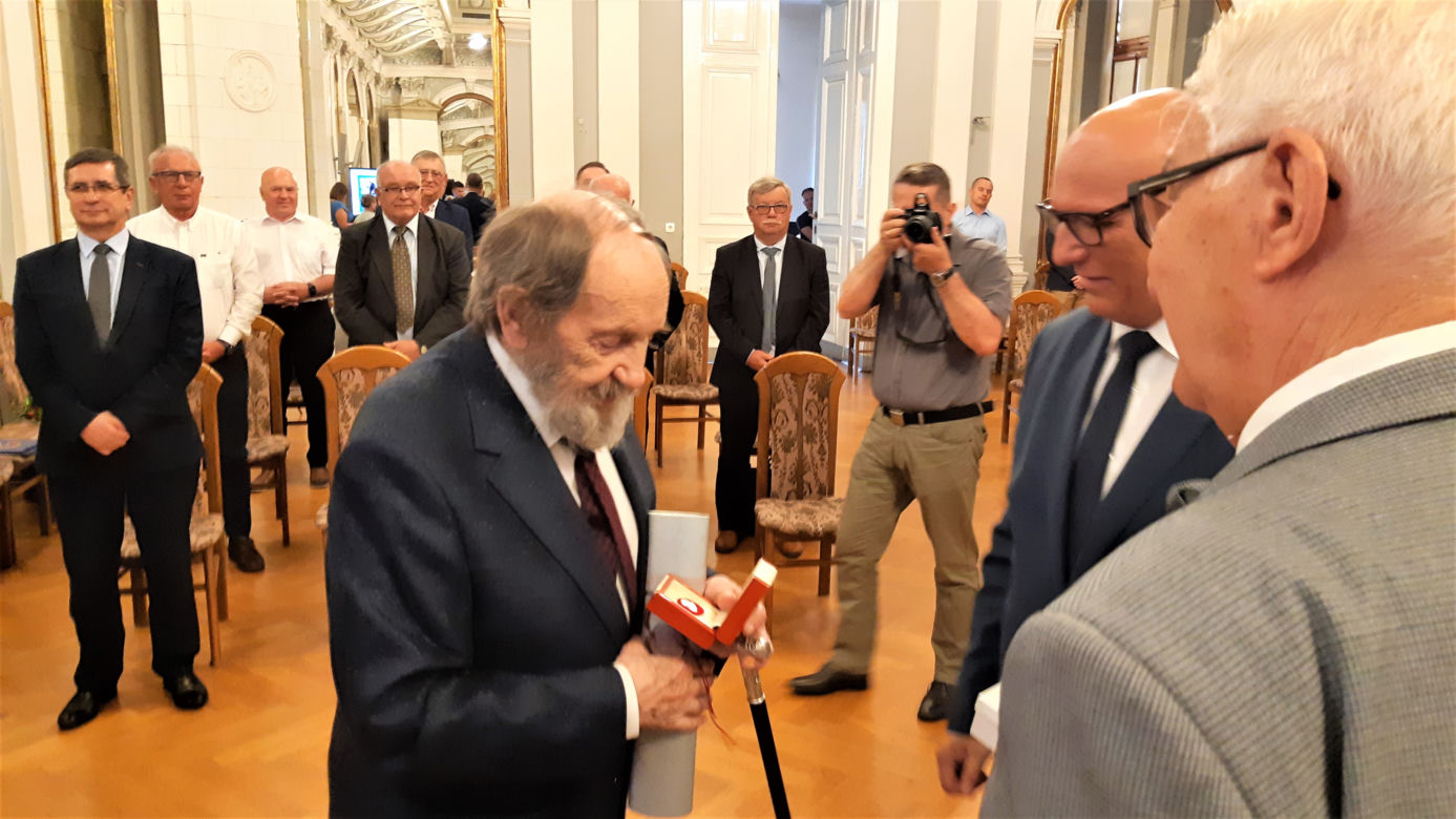 Ma 97 lat i zaskakuje formą! Janusz Terlecki z najwyższym odznaczeniem związkowym