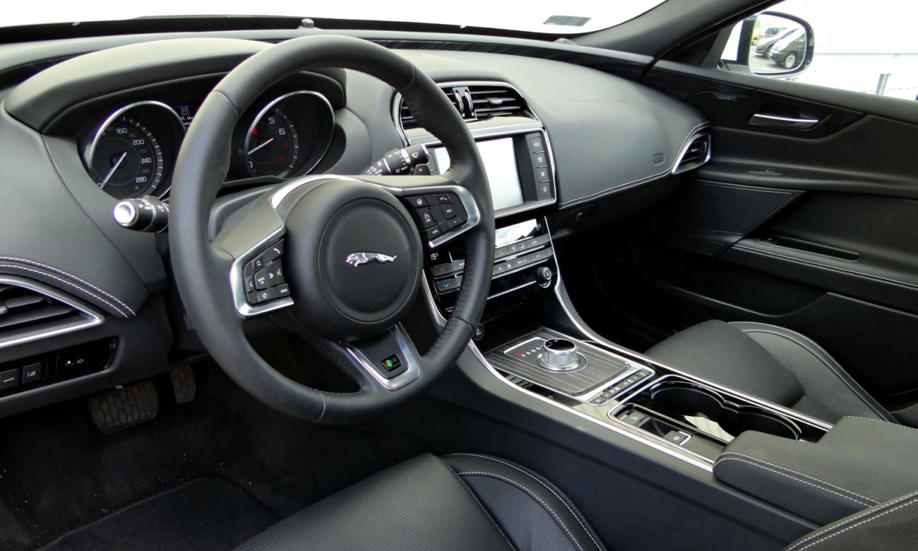 Jaguar XE 2.0 T R-Sport