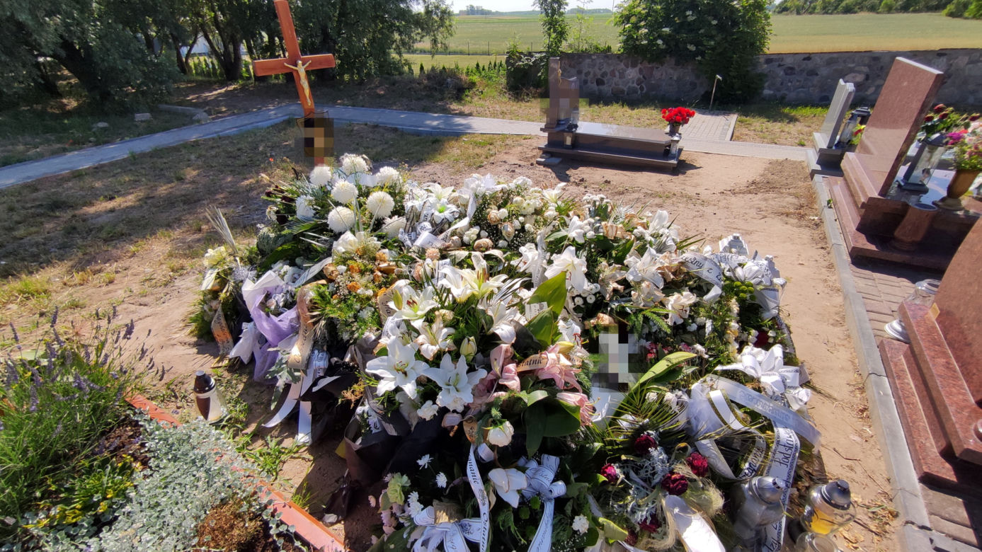  Białe wiązanki i wieńce przykryły grób Michał, który zginął w wypadku w grudziądzkich ruinach