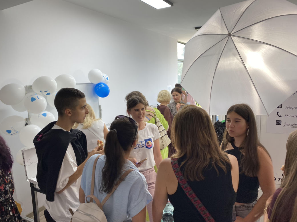 Wakacyjny patrol Eska Summer City w olsztyńskim oddziale Szkoły Policealnej Pascal